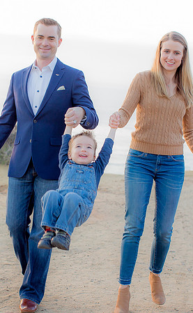PLLighthouseDec2018-66 parents with child swinging